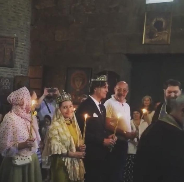 Александр и Алина на венчании в грузинском храме 