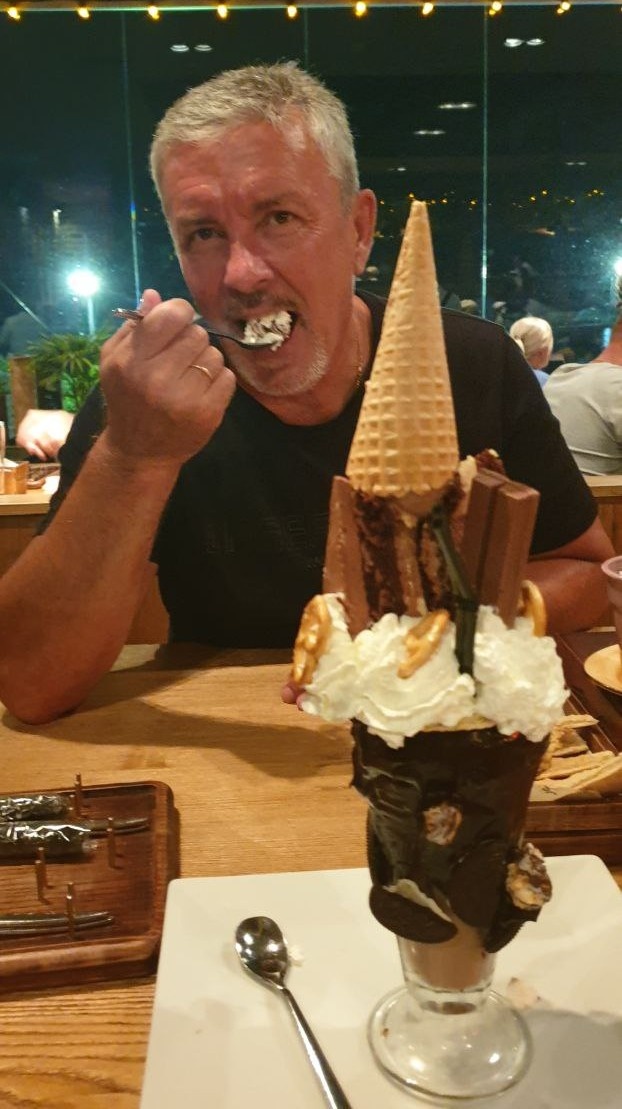 Это мой муж, и у него такой же по размеру десерт ;)