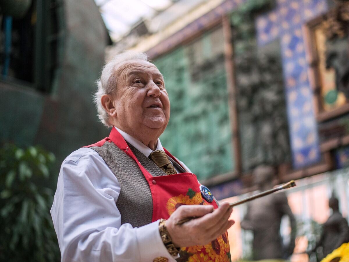    Президент Российской академии художеств Зураб Церетели на своем мастер-классе в музейно-выставочном комплексе Российской академии художеств Галерея искусств Зураба Церетели в Москве© РИА Новости / Илья Питалев