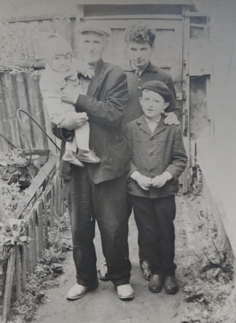 Захар Архиппович Богданов с внуками