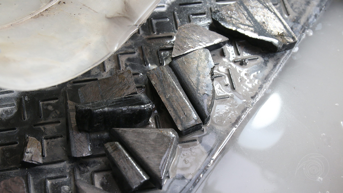 Примерно как бросил, так и валялись. Только вода в поддоне высохла. (фото Евгения Огнева)