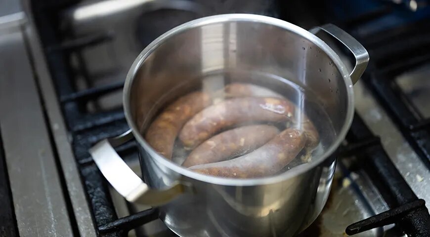   Чтобы оболочка купатов не лопнула при жарке, предварительно отварите их (Shutterstock/FOTODOM)