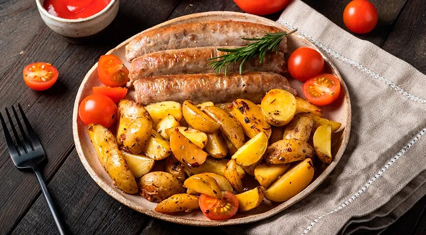   К купатам отлично подходит любой гарнир из картофеля (Shutterstock/FOTODOM)