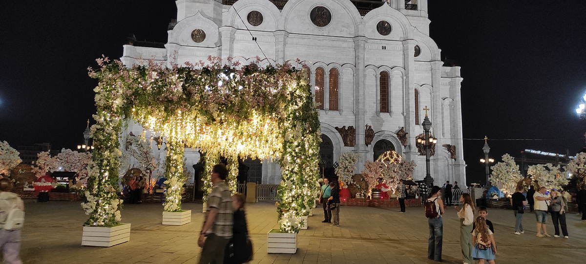 Пасхальный дар 2025 праздничная фотозона у Храма Христа Спасителя