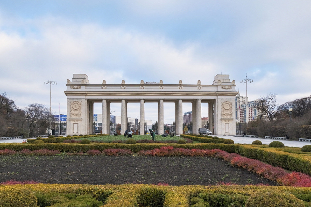 Начните путь от входной группы в парк Горького, добраться до неё можно от метро «Октябрьская» или «Парк культуры». Фото: Evgeny Ostroushko / Shutterstock / Fotodom
