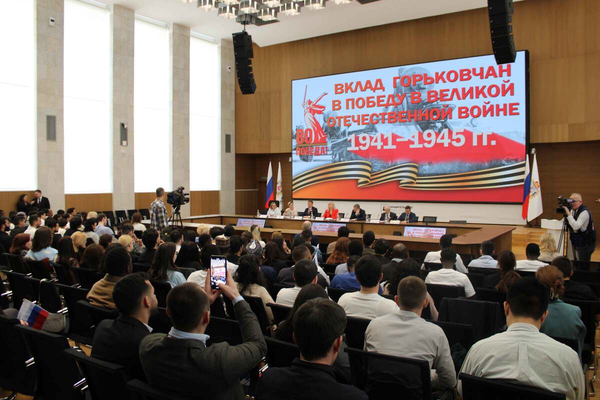 Мероприятие открылось с легендарной песни «Катюша» в исполнении иностранных студентов из Марокко, Замбии, Сенегала, Габона и Ботсваны.  Фото: ФедералПресс / Ксения Кобалия