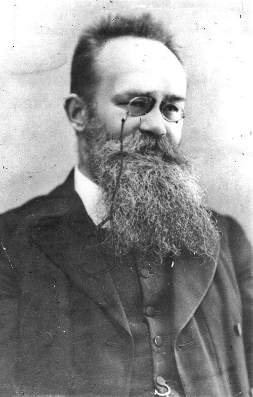 Михаил Сергеевич Грушевский (17 (29) сентября 1866, Холм, Царство Польское, Российская империя — 24 ноября 1934, Кисловодск, РСФСР, СССР) — украинский историк, общественный и политический деятель, революционер. Один из лидеров украинского национального движения, председатель Украинской Центральной рады, профессор Львовского университета (1894—1914), академик ВУАН и Академии наук СССР, член НТШ и Чешской академии наук и искусств. Основатель украинской научной историографии