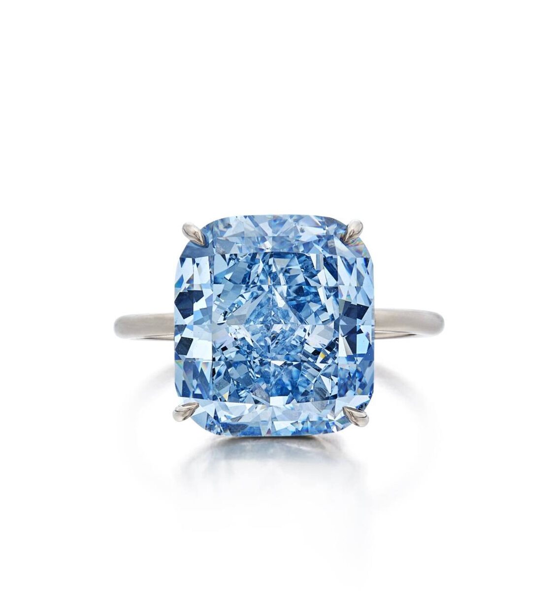 На фото: 10,03-каратный голубой бриллиант The Mediterranean Blue