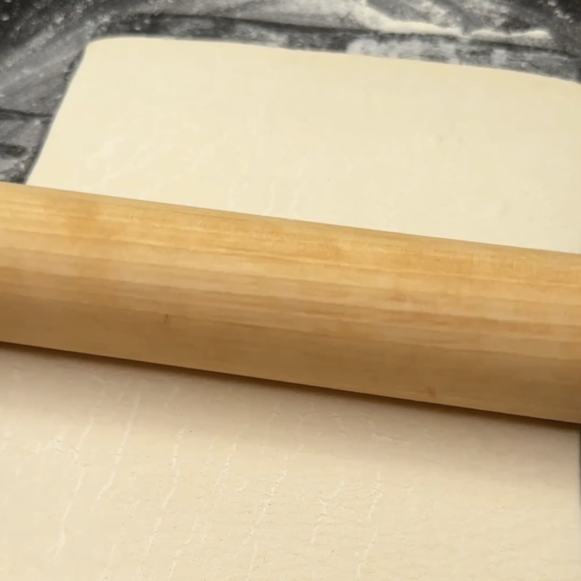 Чуть раскатываем тесто и вырезаем 2 круга. Один меньшего диаметра(на 2см больше сыра), а другой большего (5-6см больше сыра)