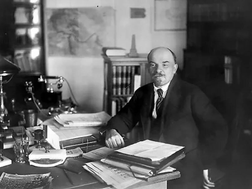 Владимир Ленин в своем кабинете в Кремле в 1922 году
