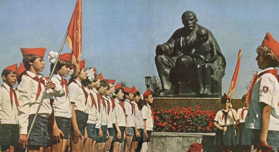 Пионеры у памятник Ленину (иллюстрация из открытых источников)