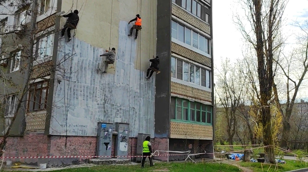 А это вообще панелька 80-годов постройки по ул. Гончарова Краснооктябрьского района Волгограда. Еë тоже приводят в порядок! 