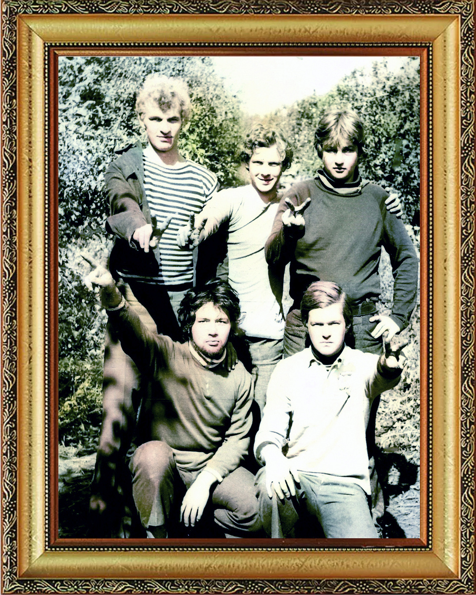 Фото из архива Ивановых и Рыжковых – стоят слева-направо: Саша Редькин, я («Леонидыч»), Серёга Черненко, сидят: слева Серёга Декань, справа – Боря Евсеев