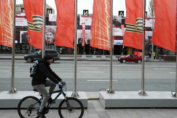 Трансляция акции «Бессмертный полк» на рекламных щитах на фасаде Московского дома книги. Фото © Михаил Терещенко/ТАСС