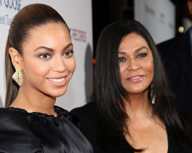    Бейонсе с мамой. Фото: Getty Images