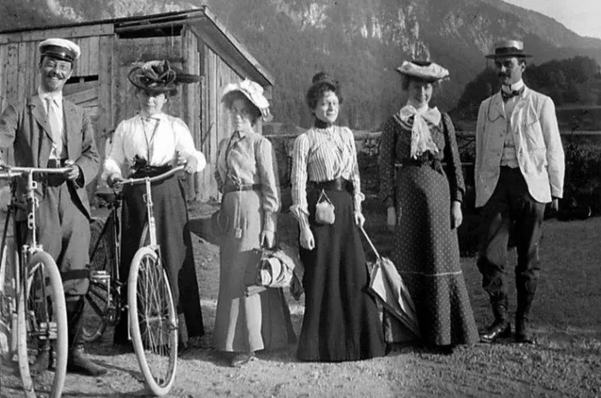 Художественный класс школы «Фаланга». Кандинский и Мюнтер — с велосипедами. Кохель. 1902