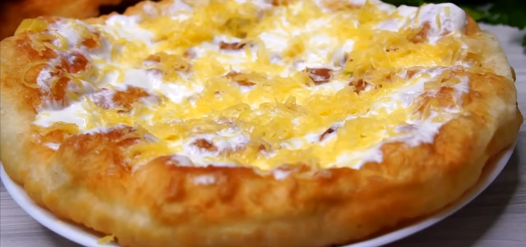 "Лангош" можно печь вместо пирожков, тесто настолько мягкое и нежное, даже скалка не понадобится, уйдут в один миг не успев остыть