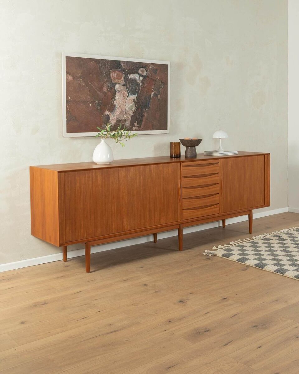 Классический сервант 1960-х годов от Арне Воддера для Sibast. Высококачественный корпус из шпона тикового дерева с двумя раздвижными дверцами, четырьмя полками, пятью выдвижными ящиками и каркасом из массива дерева. Mid-Century Friends