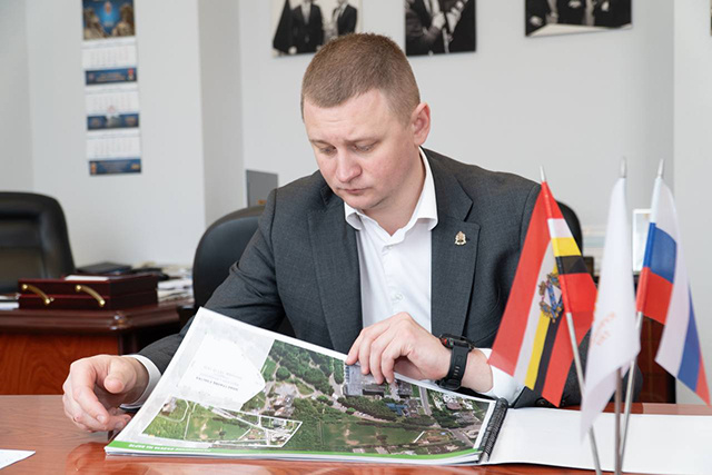    «Ухожу в связи с переходом на новое место работы», – объяснил свое увольнение Константин Поляков