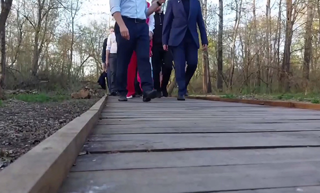    Построенная в прошлом году за 10 миллионов рублей экотропа уже требует ремонта