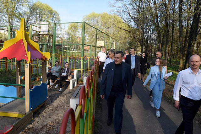    «В Знаменскую рощу приходит много людей, но место здесь не окультурено», – завил Хинштейн