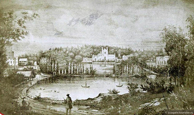    На гравюре XIX века изображен дворец в Мокве на фоне большой дубравы, от которой сохранилось лишь несколько деревьев