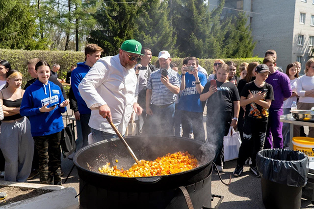    В процессе приготовления блюда Ивлев общался с курянами