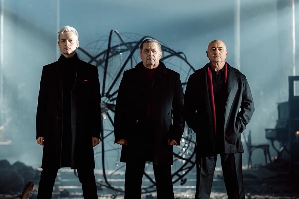    Композицию исполняют Николай Расторгуев, SHAMAN и Александр Вайнберг, который стал автором слов и музыки.