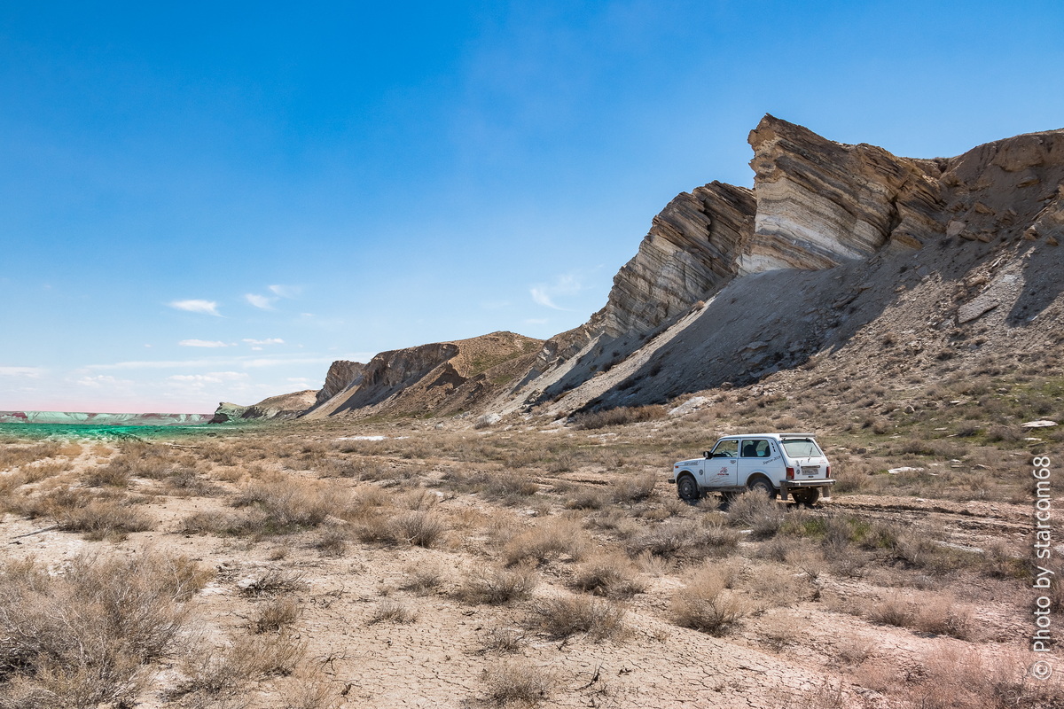 Маршрутом русской армии 1873 года между берегом Аральского моря и чинком Устюрта. В урочище Кызылкайыр