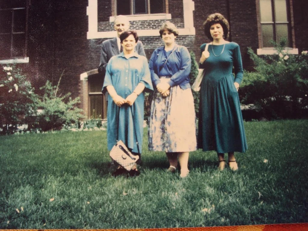 Позади слева граф Апраксин Андрей Петрович. Слева его супруга   Апраксина-Осоргина Марина Сергеевна  . в центре их дочь Елена. Справа крайняя в зеленом - я