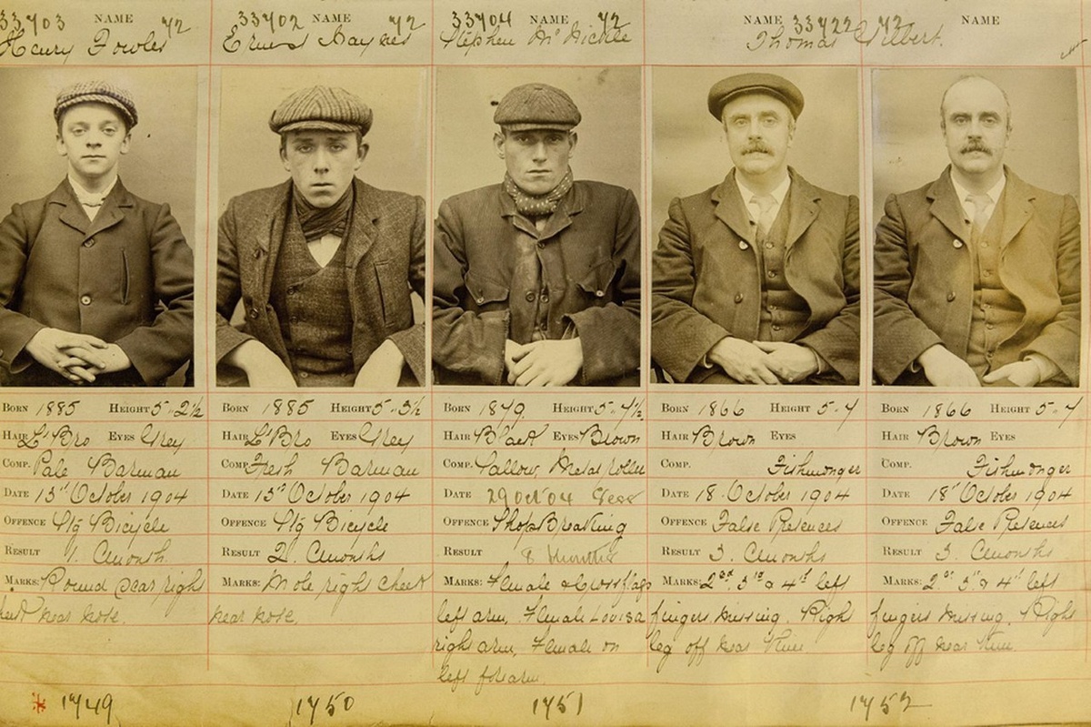 На этом архивном фото изображены члены банды «Острые козырьки» конца XIX — начала XX века. Их стиль одежды — кепки, пиджаки, галстуки — отражает моду того времени. Однако, в отличие от сериальных персонажей, эти молодые люди были уличными хулиганами, без сложной иерархии или политических амбиций. 