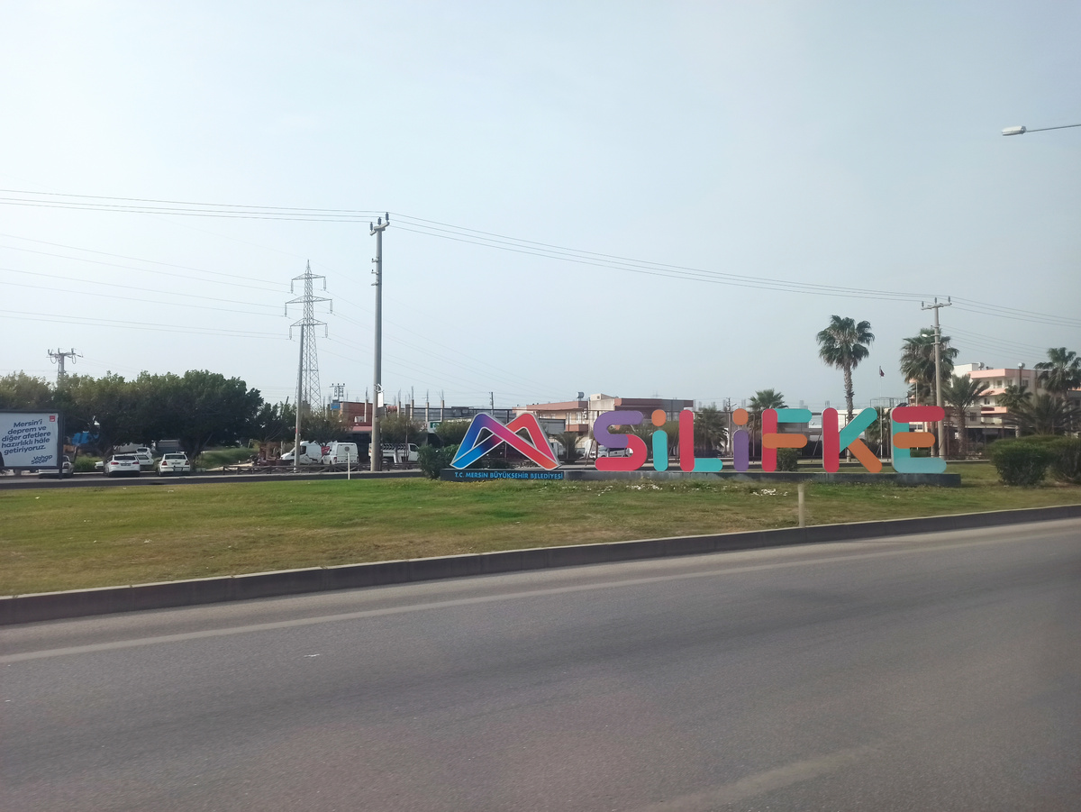 инсталляция SILIFKE при въезде в город