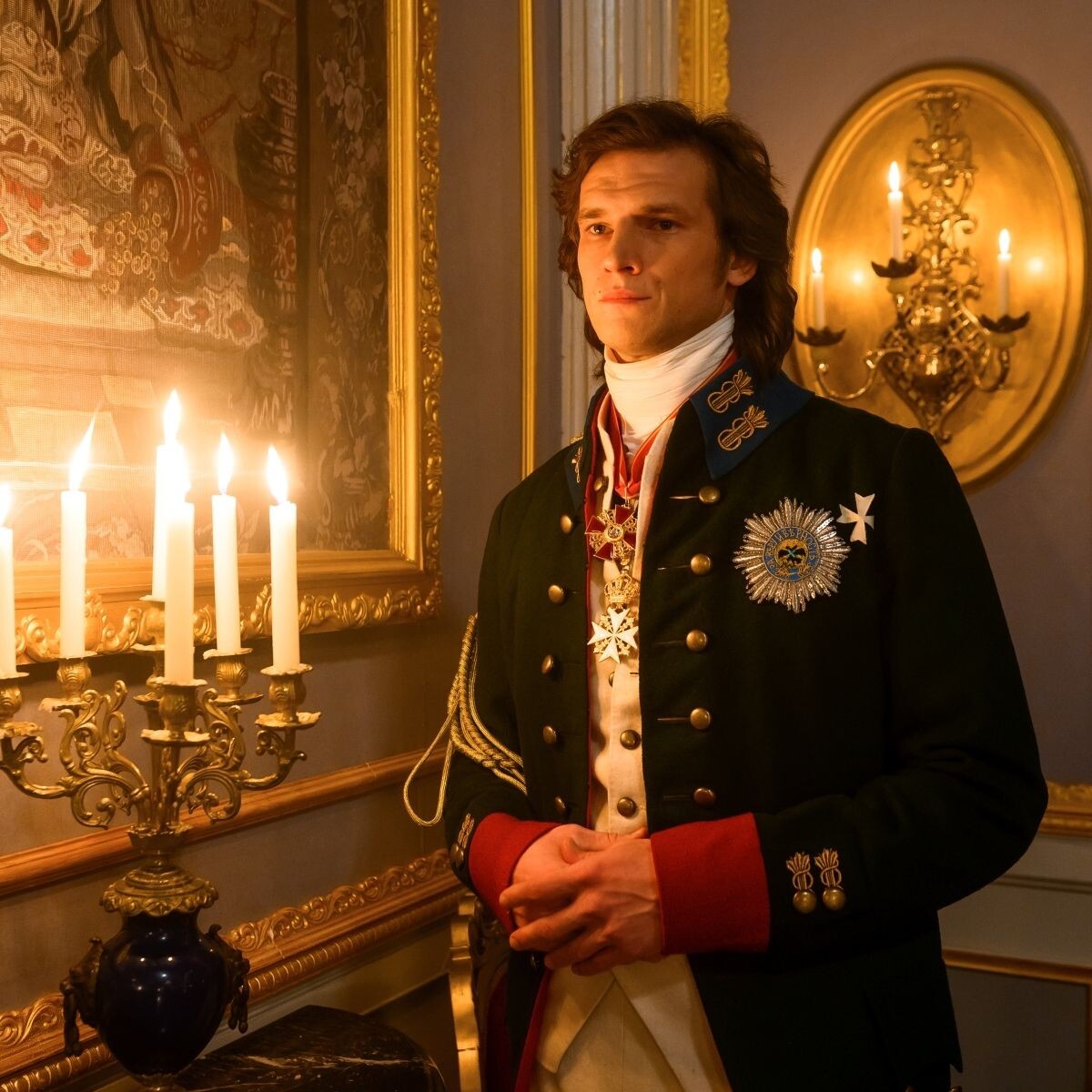 Не очень то похож на Александра I , судя по портретам...