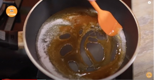 Первым делом приготовим карамель. Высыпаем обычный сахар на сковороду. Готовим на сильном огне, как только сахар начнет плавиться, убираем огонь до минимума. Размешиваем, следим, чтобы сахар не подгорел.