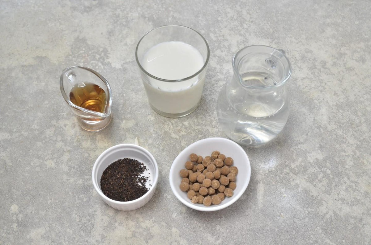 Как чай сделать бабл ти в домашних условиях? Подготовьте продукты. Вам понадобятся шарики тапиока — это зернистый крахмалистый продукт, получаемый из корней маниок. Купить такие шарики сейчас не составит труда — они продаются в отделах с азиатской едой или на маркетплейсах. Классический бабл ти готовится с черным чаем, возьмите листовую заварку без добавок. Вместо коровьего молока можно взять любое растительное по вкусу, тогда напиток получится веганским.Э