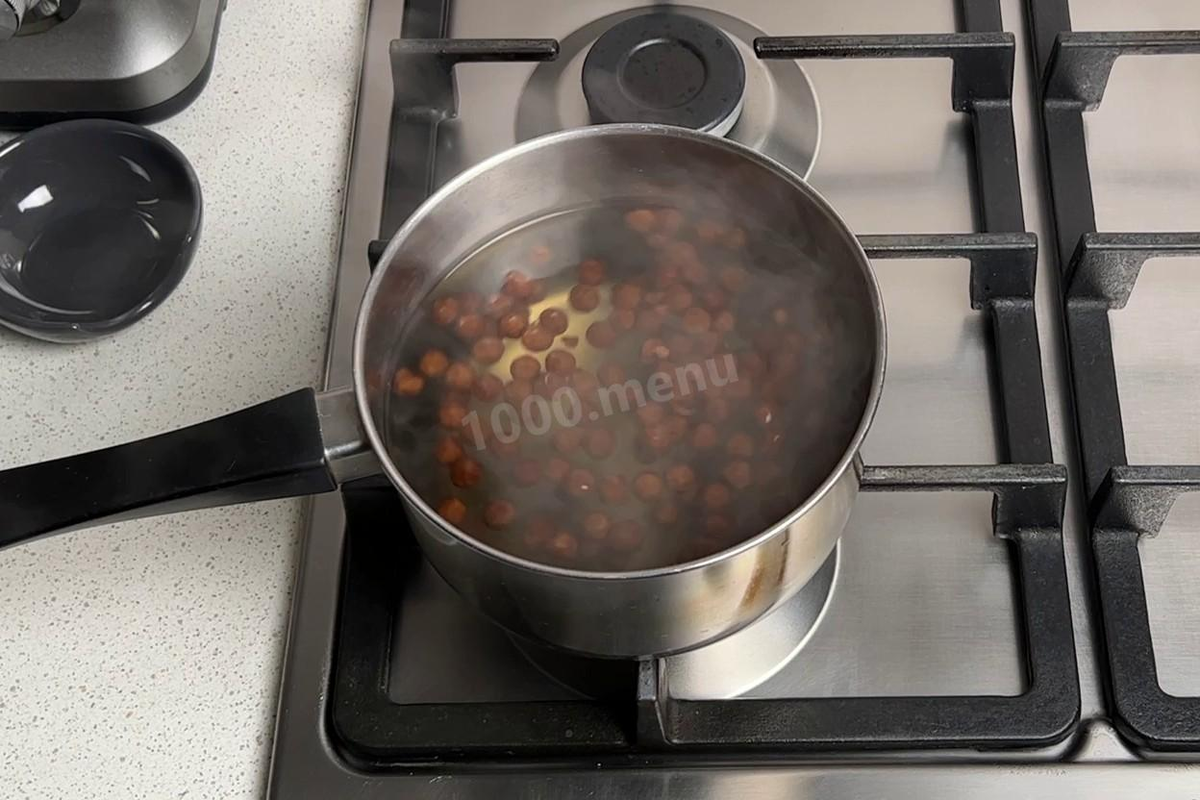 Первым делом отварите тапиоку. Как правильно варить шарики тапиоки для бабл ти? Для этого вскипятите в сотейнике воду и закиньте в нее шарики. Варите их на небольшом огне около 40 минут.