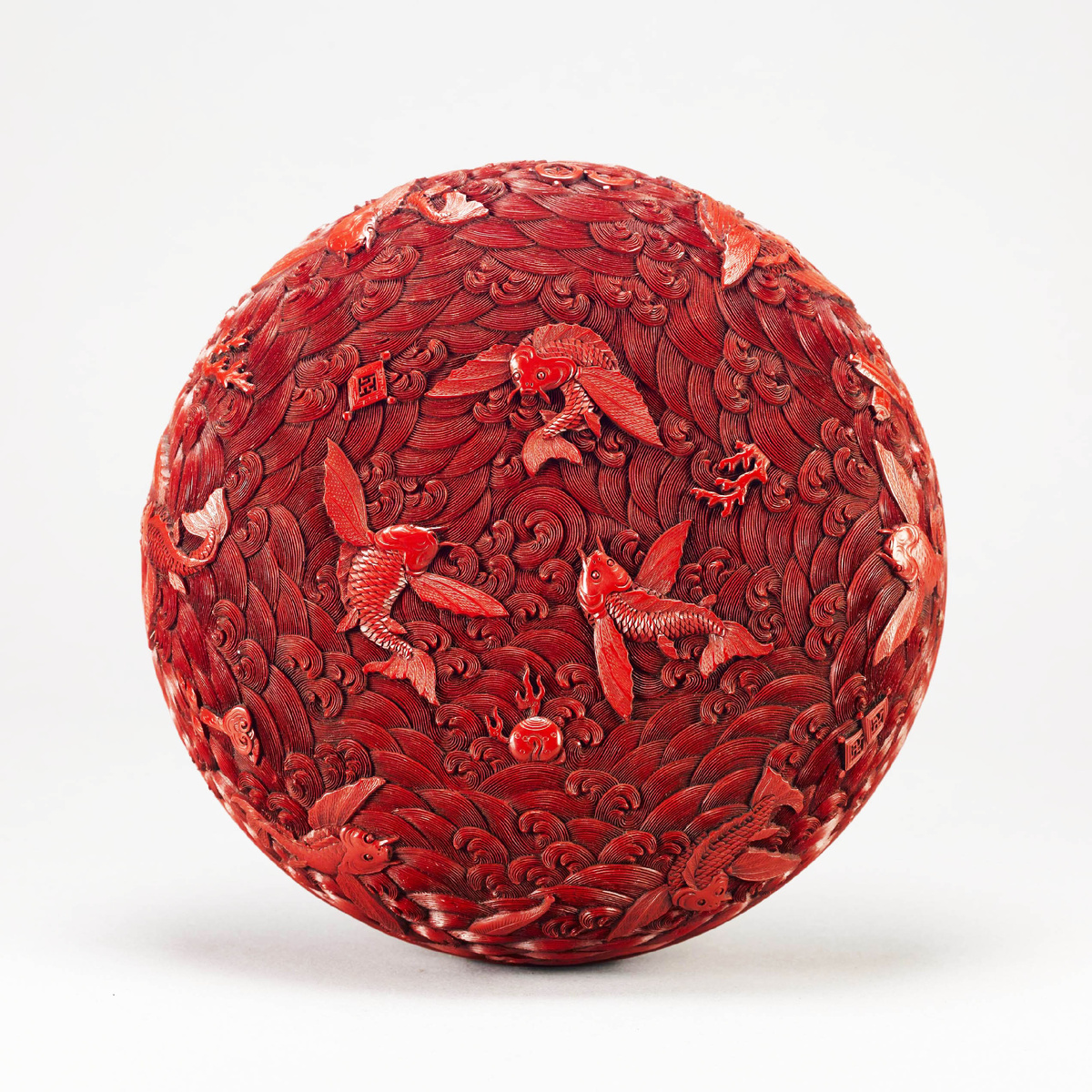 Резная красная лаковая шкатулка с узором летучих рыб и морской воды