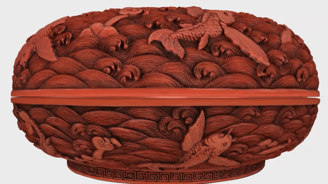 Резная красная лаковая шкатулка с узором летучих рыб и морской воды