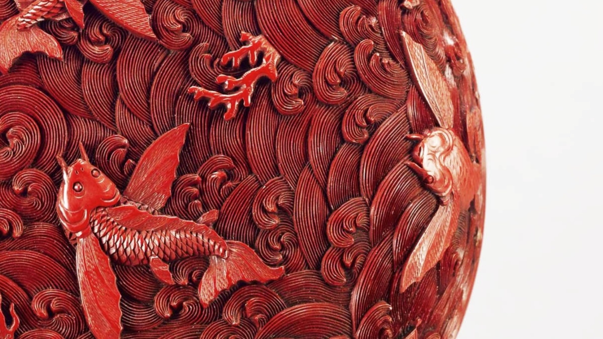 Резная красная лаковая шкатулка с узором летучих рыб и морской воды