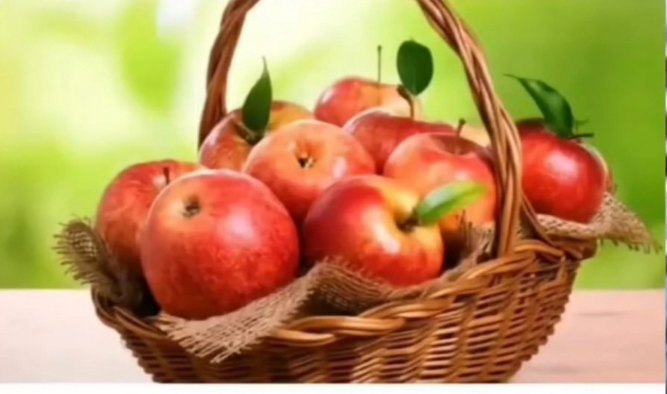 Яблоко — это самый популярный фрукт, которому приписывают множество полезных свойств. Но насколько они справедливы, и полезны ли яблоки всем без исключения? Давайте разбираться.