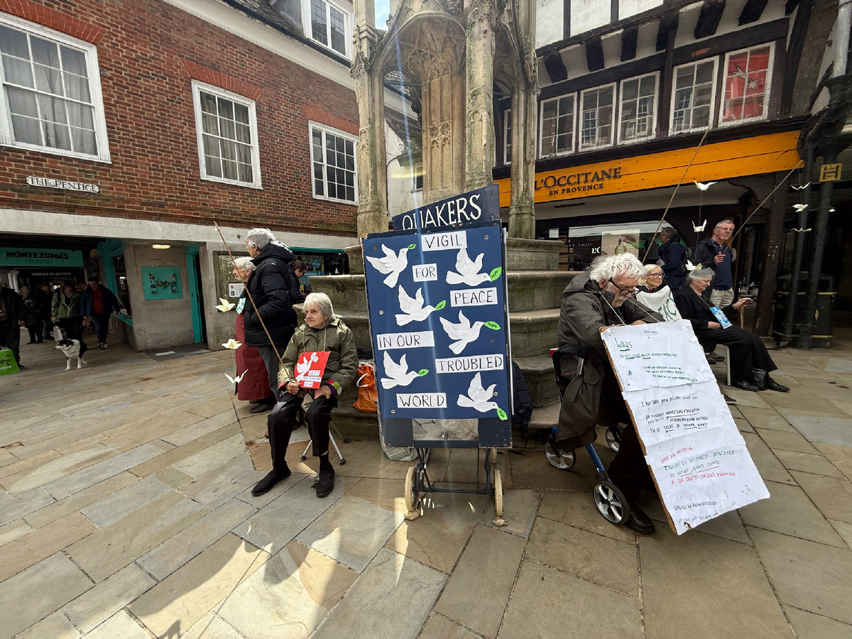 Общество квакеров вышло с мирным пикетом против войн в городе Винчестер. Фотография из личного архива. 