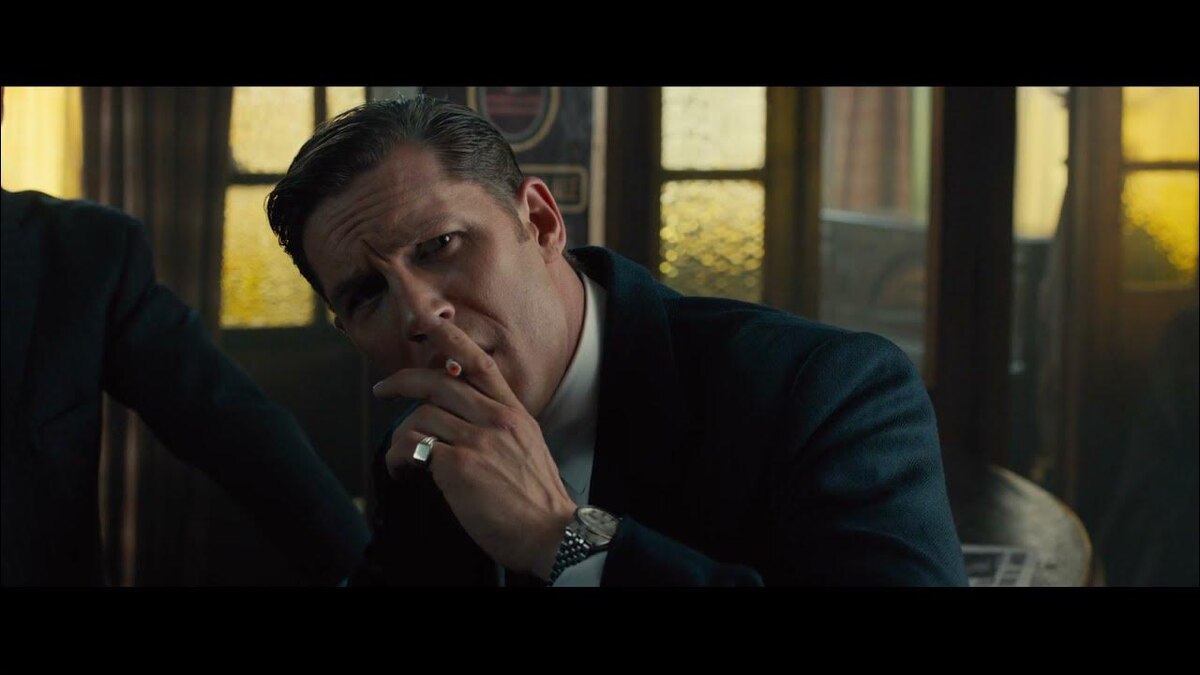 Кадр из фильма "Легенда" 2015 год