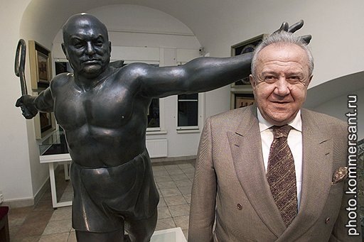 Сзади - "Лужков".