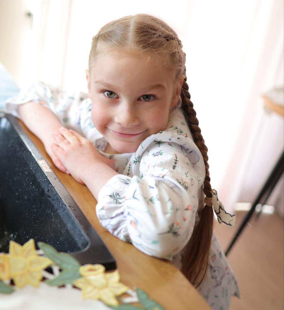 Подопечная БФ БлаговДар Горлова Вероника, 7 лет. ДЦП, задержка речевого и психического развития, а также ряд проблем со зрением.