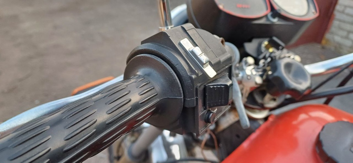 Сбрасывать положение переключателя поворотов как на современных пультах, через нажатие, тут не получится. Оно вроде и ничего - дело привычки, но хочется, чтобы было именно по нажатию.