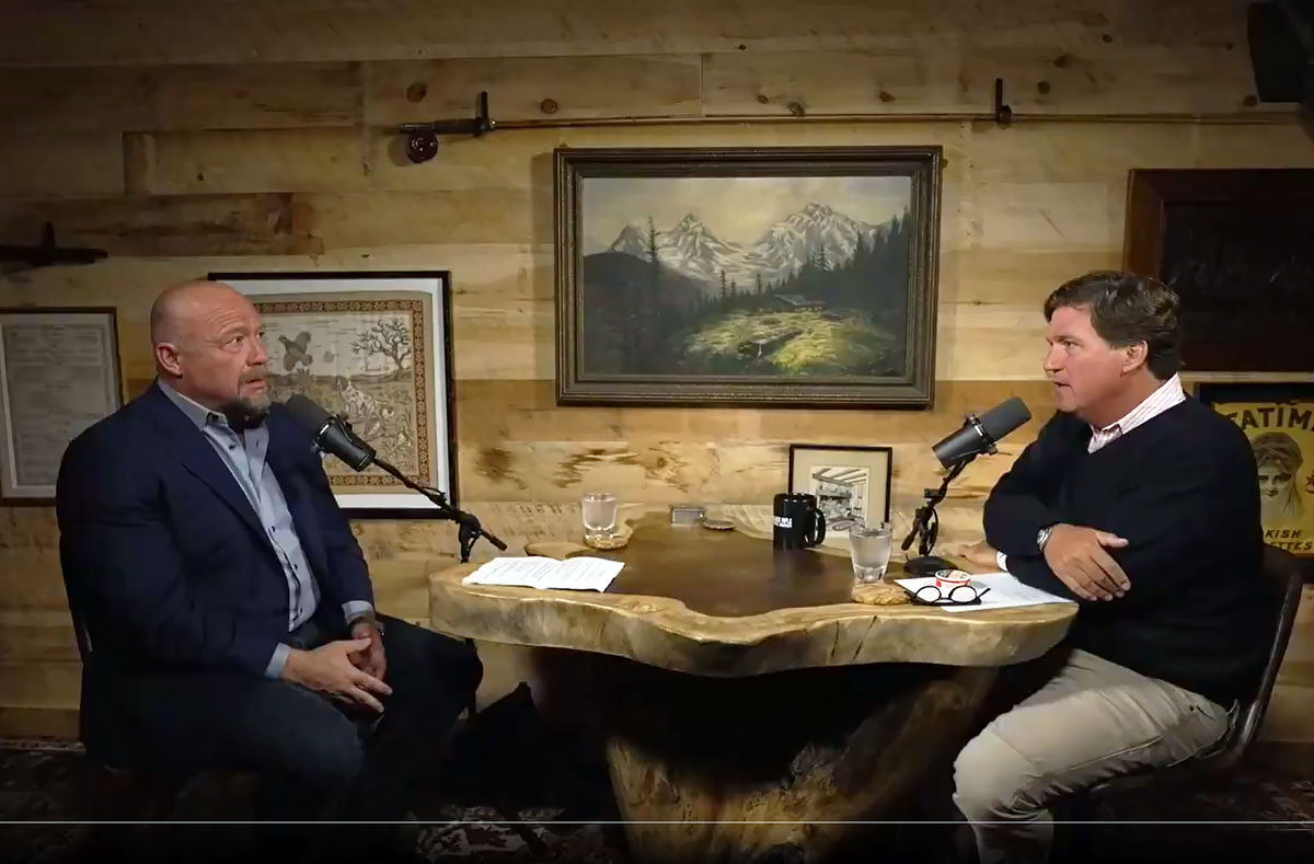 Такер Карлсон: момент интервью с Алексом Джонсом