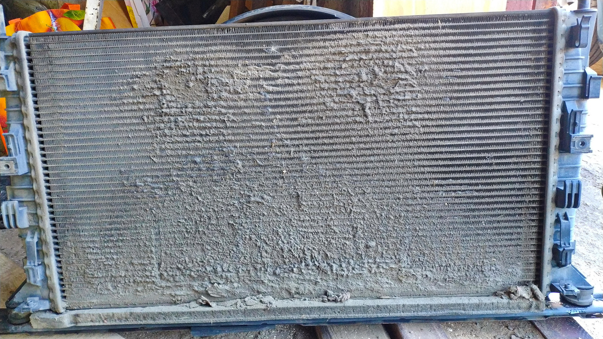 Забитые соты радиатора.