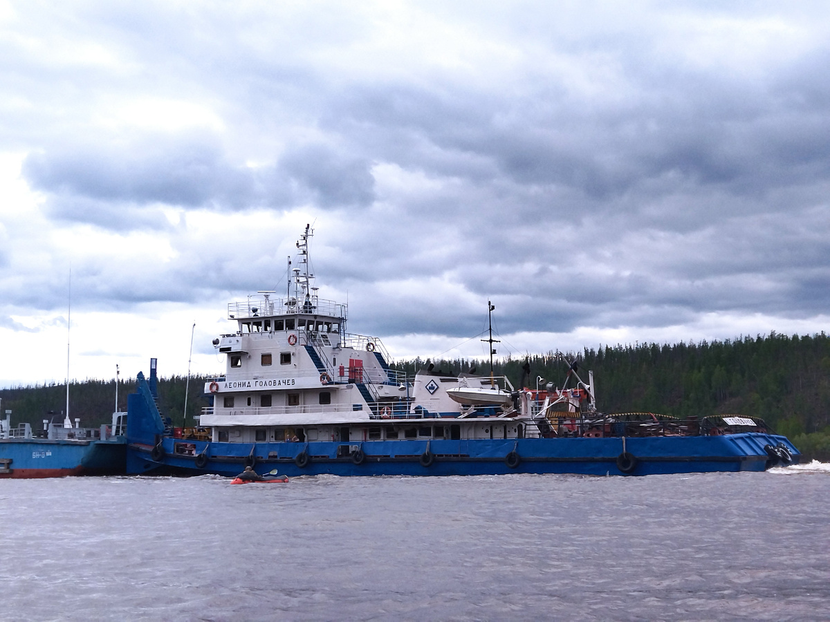 Котельников и грузовое судно.