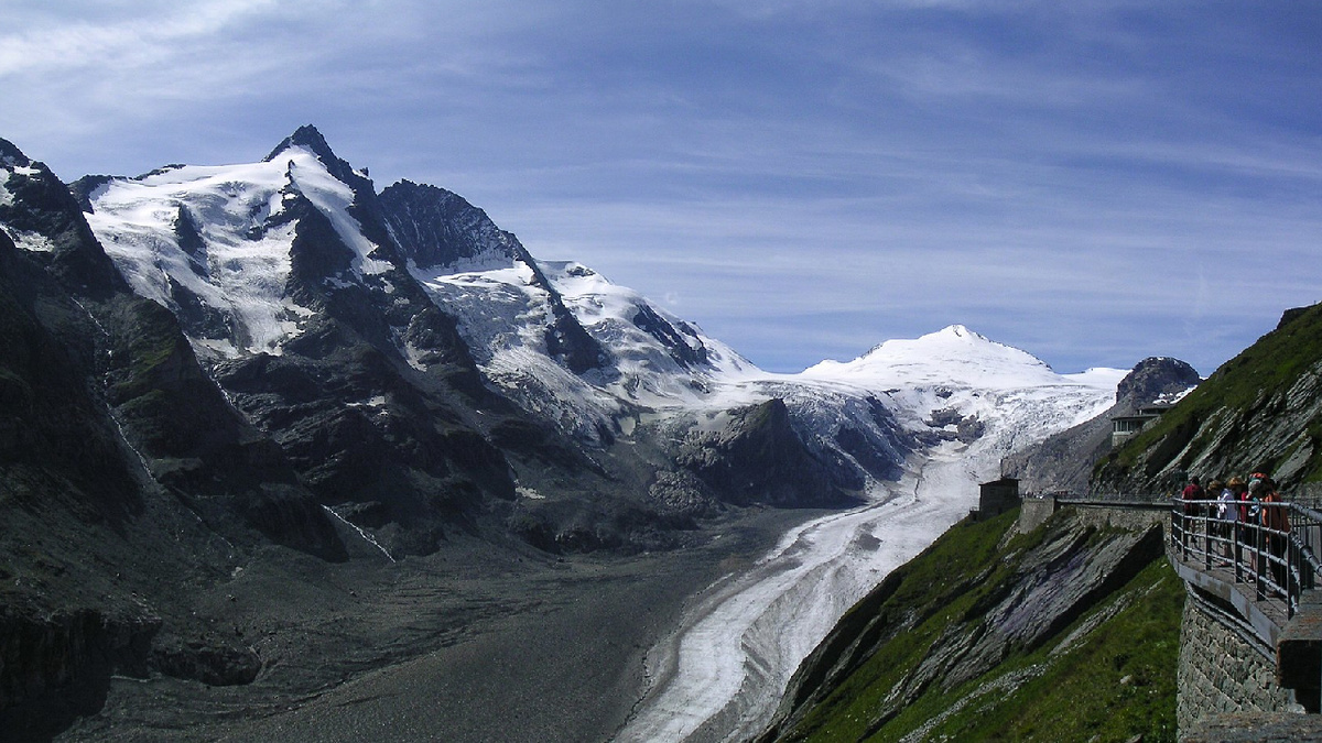 Самая высокая вершина Австрии — Гросглоккнер. В центре снимка — самый большой ледник Австрии, Пастерце, ныне неуклонно отступающий. Справа — смотровые площадки, которые вместе с превосходной автомобильной дорогой здорово популяризируют высокогорный туризм в Австрии