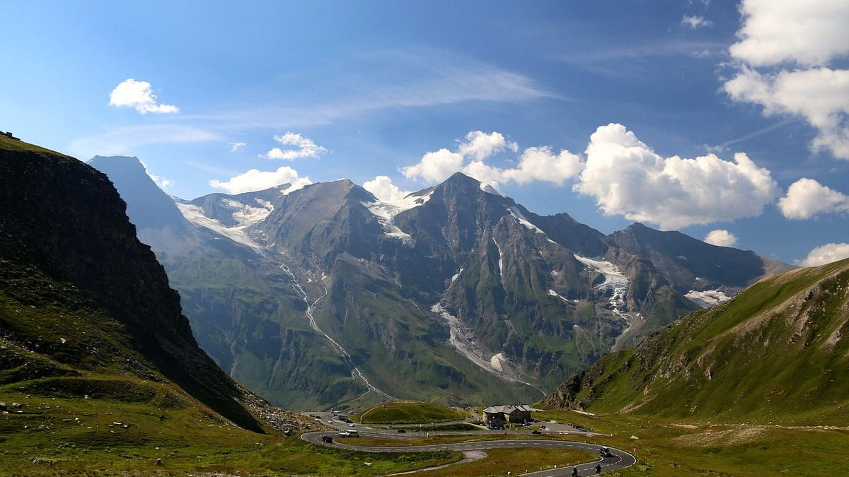 Автомобильная дорога «Гросглоккнер» открыта с мая по октябрь. Здесь заваливает снегом, да и лавины — не редкость